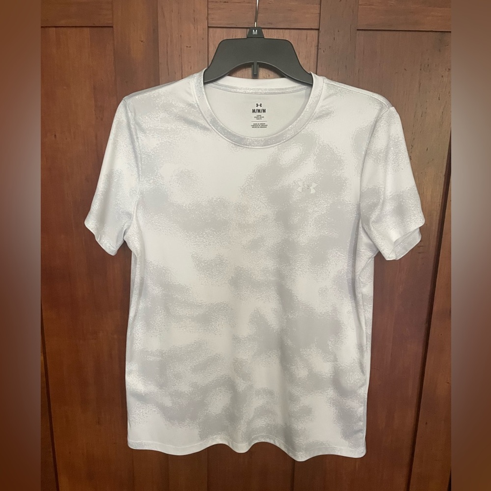 Under Armour NWOT Loose Fit White/Gray Short Sleeve Shirt
